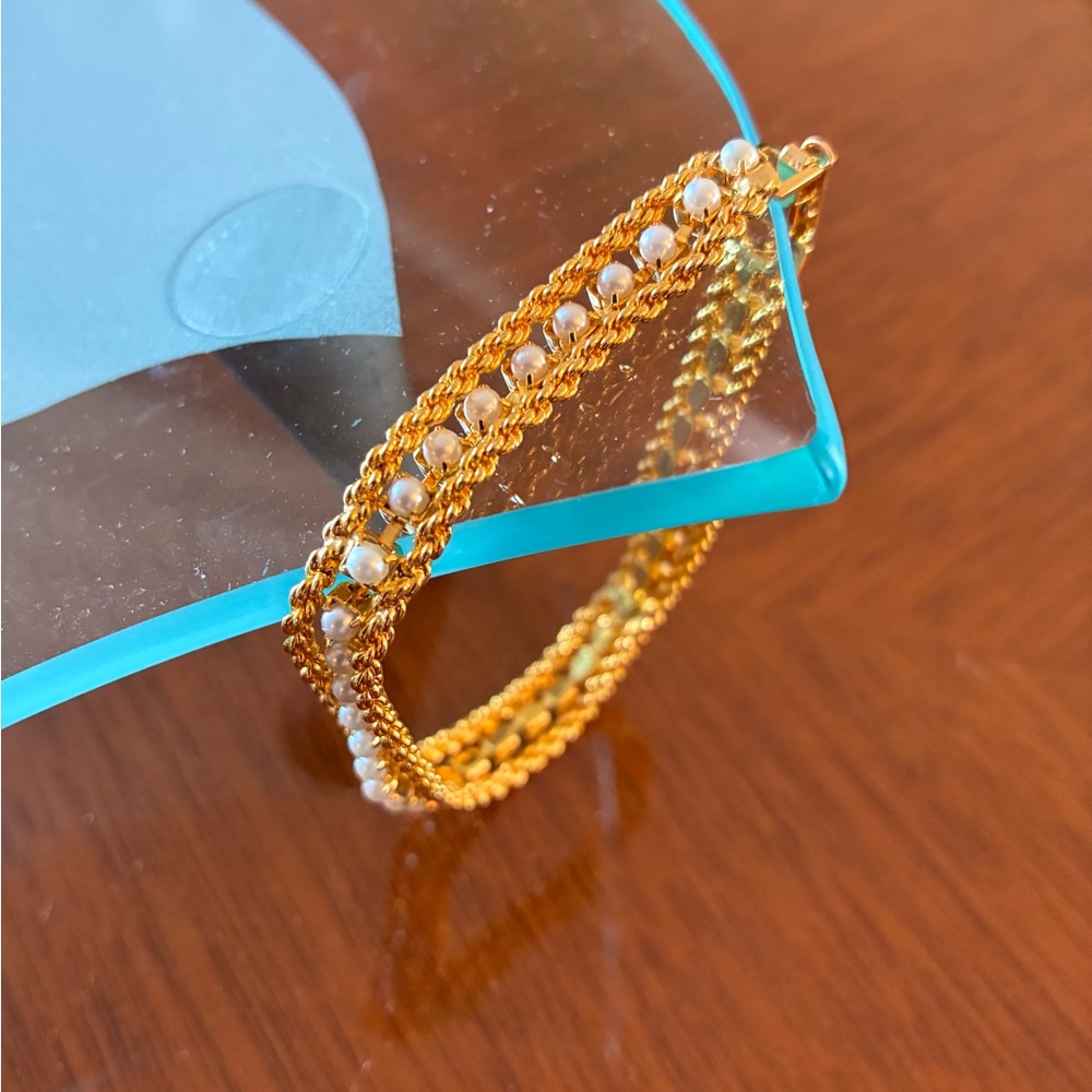 Elegant Gold and Pearl Bracelet
